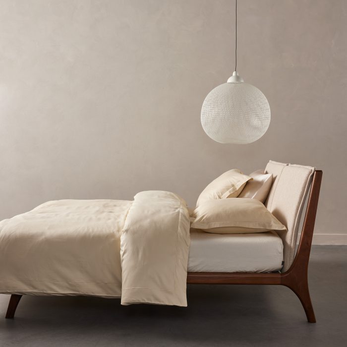 AZIZA_IVORY_ALICE_IVORY_CUSHION_60x70_FITTEDSHEET_WHITE_SFEER_01