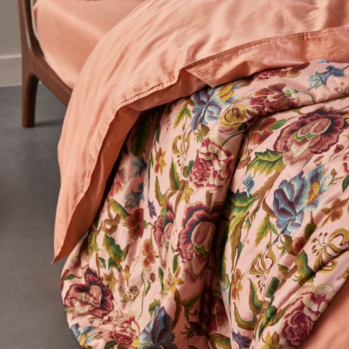 ROSELINA_EVENING_ROSE_PLAID_MINTE_BRIGHT_TERRA_FITTEDSHEET_BRIGHT_TERRA_DETAIL_01